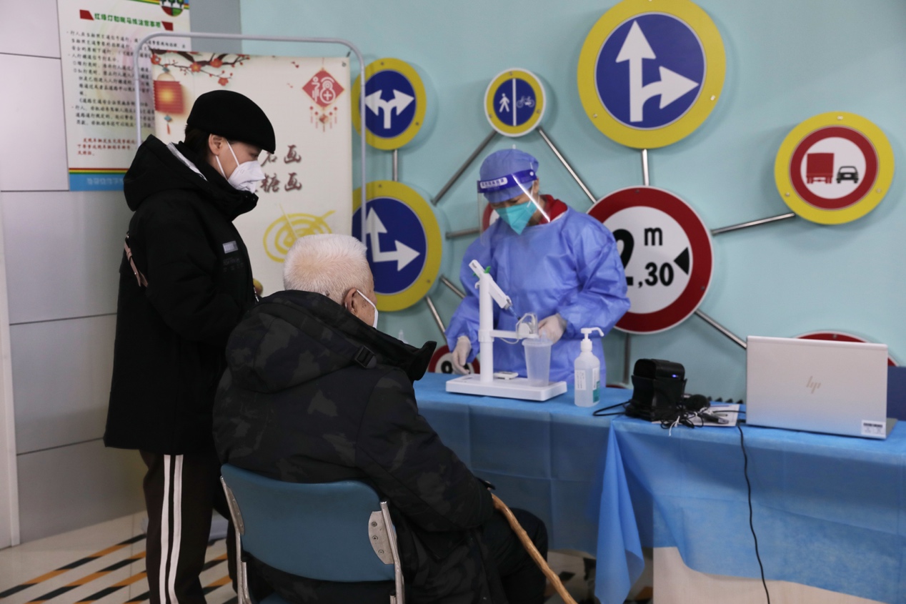 Senior residents in Beijing are getting inhaled COVID vaccines. /Huayuanlu Street Media Center