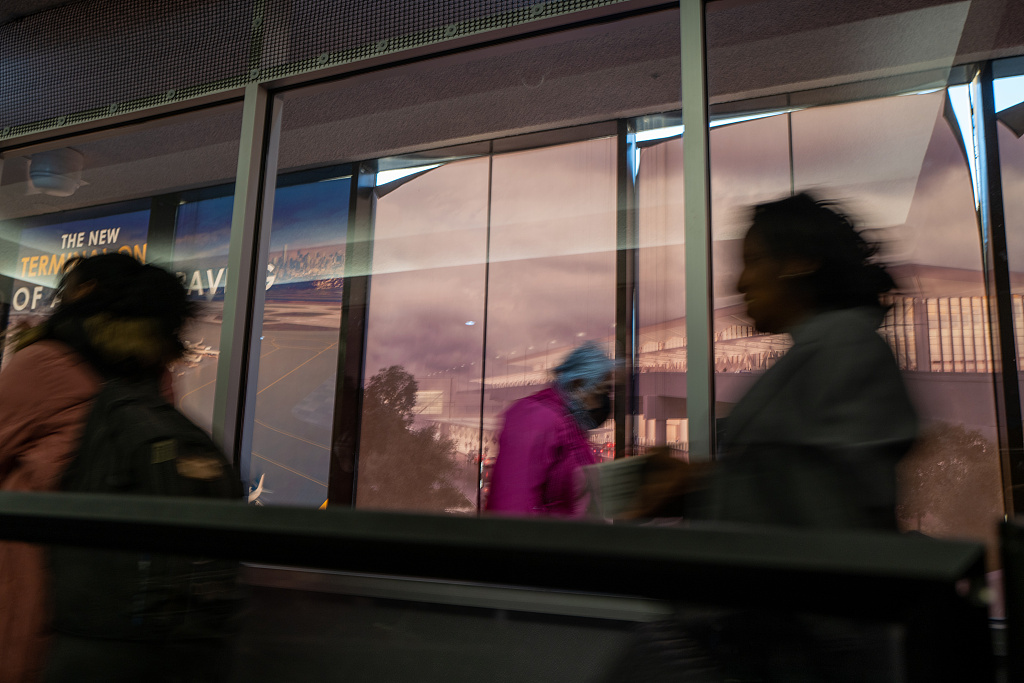 People walk through Newark Liberty International Airport in Newark, New Jersey, November 22, 2022. /CFP