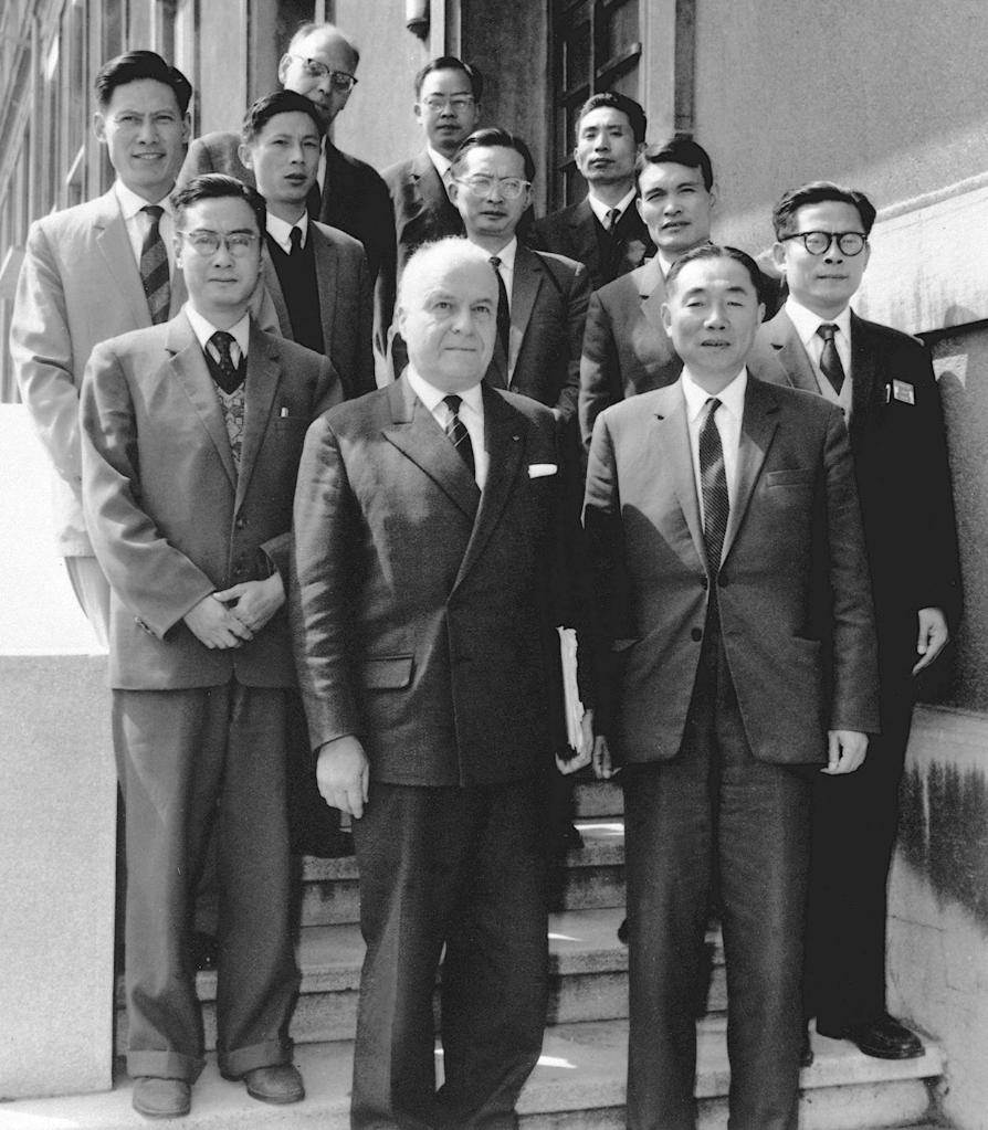 Jiang  Zemin(1st R, 2nd row) with delegates on the sidelines of a meeting of the International Electrotechnical Commission in Aix-les-Bains, France, June 1964. /Xinhua