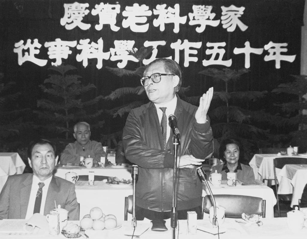Jiang Zemin speaks at a symposium celebrating 50 years of hard work undertaken by senior scientists in Shanghai, October 1988. /Xinhua