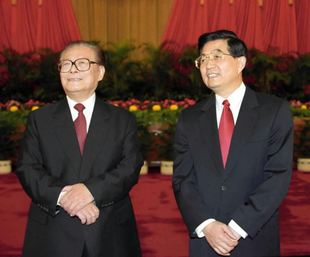 Jiang Zemin (L) and Hu Jintao, former general secretary of the CPC Central Committee, meet with delegates of the 16th CPC National Congress in Beijing, November 15, 2002. /Xinhua