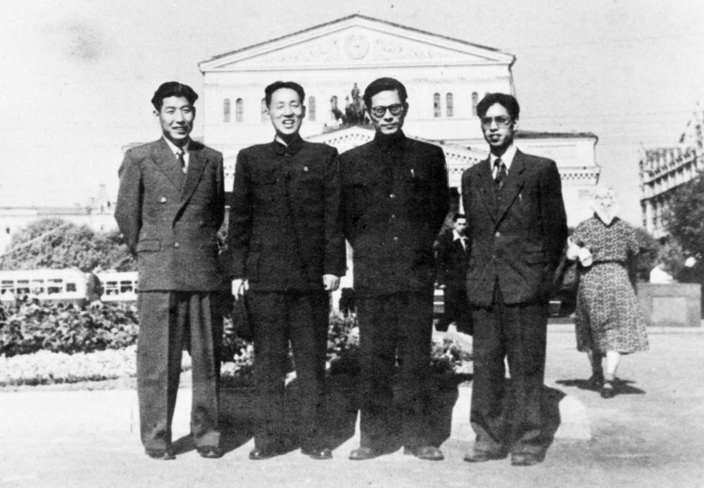 Jiang Zemin (2nd R) with colleagues at Stalin Automobile Factory in Moscow. He worked there as an intern during 1955 and 1956. /Xinhua