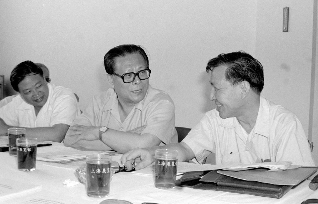 Jiang Zemin talks with colleagues during the fourth session of the eighth Shanghai Municipal People's Congress, 1985. /Xinhua
