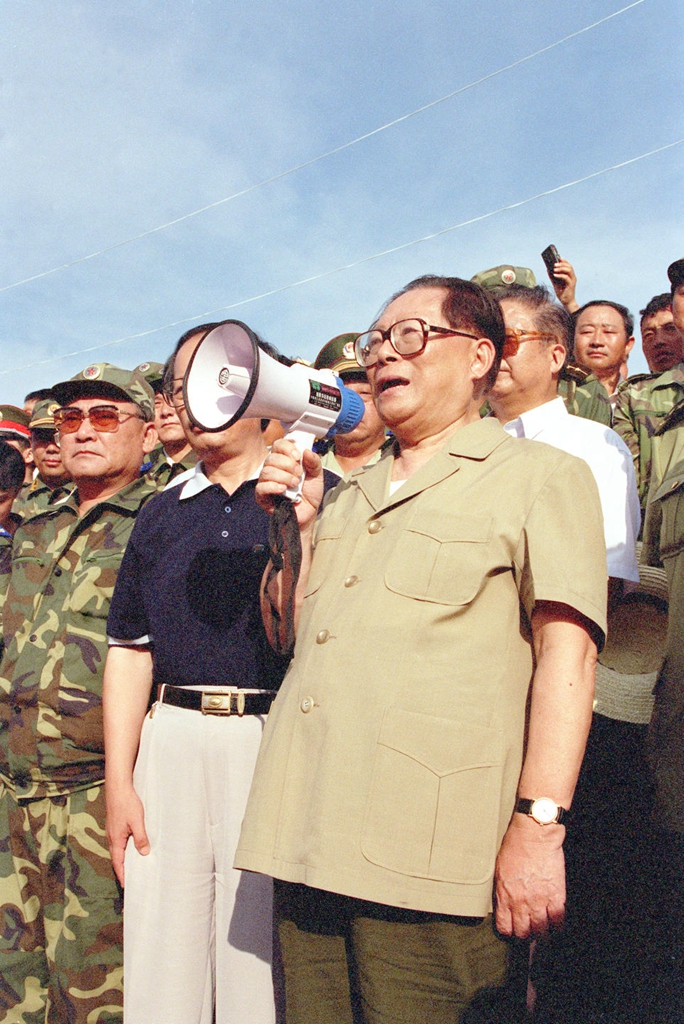 Jiang Zemin talks to the people in Honghu, Hubei Province during the August 1998 flood crisis. /Xinhua