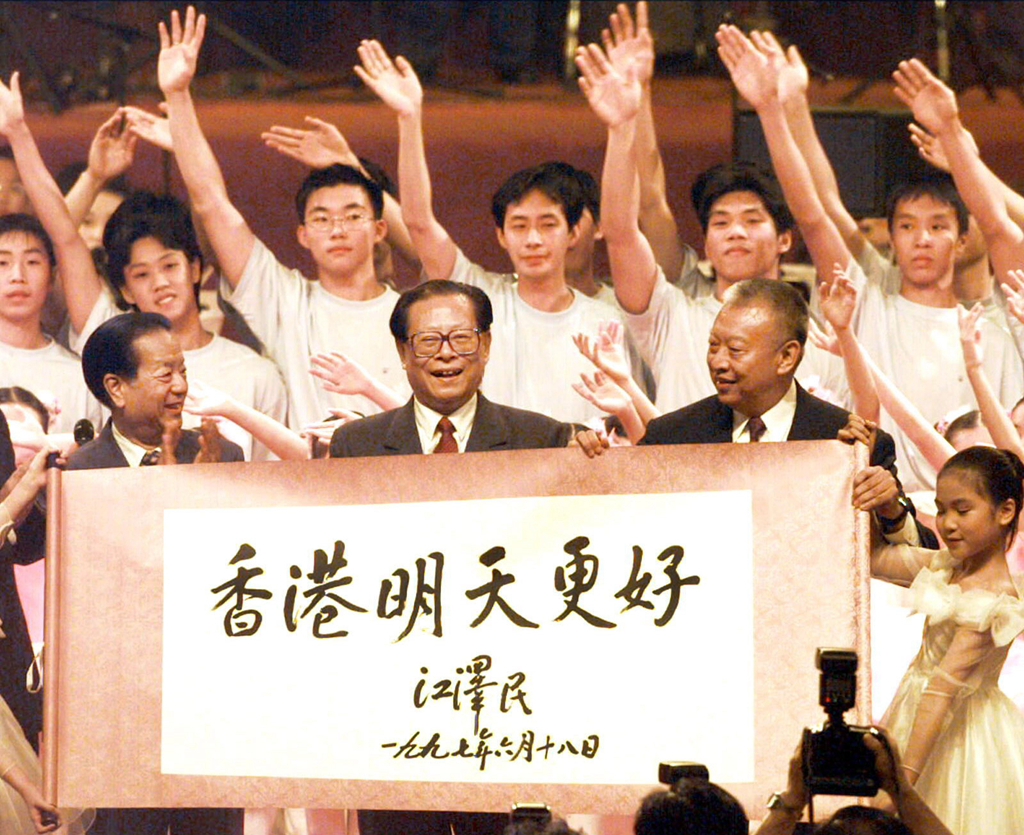 Jiang Zemin holds an inscription at a grand celebration for the establishment of the Hong Kong Special Administrative Region, July 1, 1997. The inscription, written by Jiang, reads, 