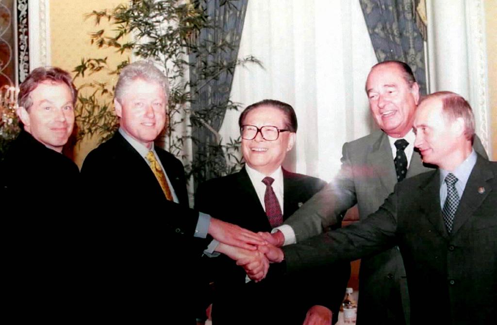 Jiang Zemin (C) exchanges greetings with (from R) Russian President Vladimir Putin, French President Jacques Chirac, U.S. President Bill Clinton and British Prime Minister Tony Blair, September 7, 2000. /Xinhua