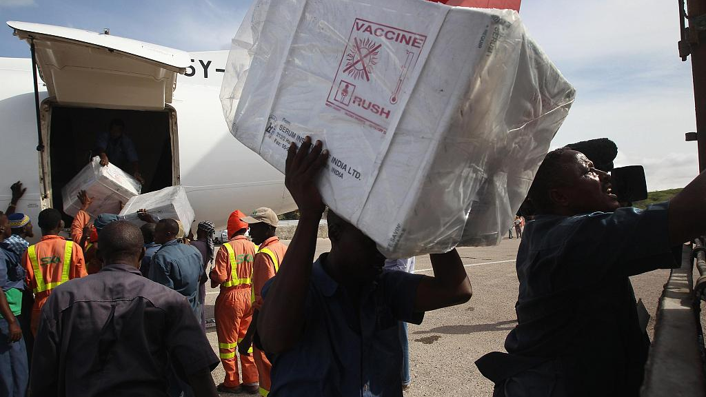 UN aid workers unload boxes of vaccines for children displaced by drought and famine in Mogadishu, Somalia, August 15, 2011. /CFP