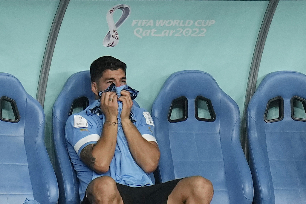 Luis Suarez of Uruguay sits on the bench during the FIFA World Cup game against Ghana at Al Janoub Stadium in Qatar, December 2, 2022. /CFP