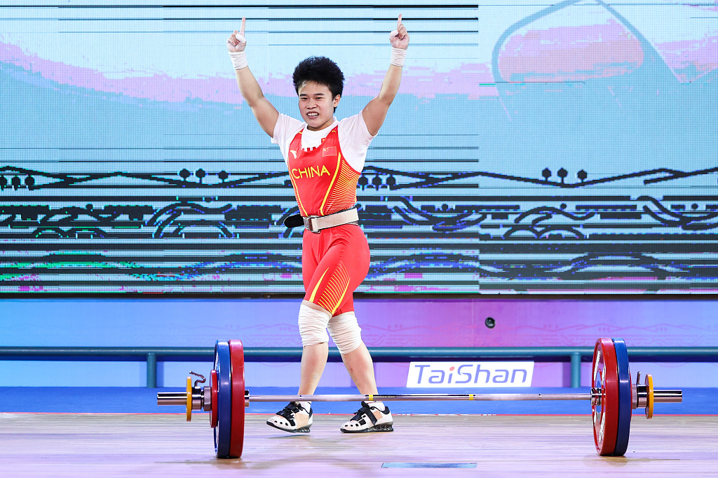 Hou Zhihui celebrates during the women's 49kg weightlifting event at the National Games in Weinan, Shaanxi Province, September 16, 2021. /CFP