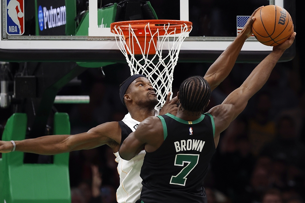 Jimmy Butler (back) of the Miami Heat blocks a shot by Jaylen Brown of the Boston Celtics in the game at TD Garden in Boston, Massachusetts, December 2, 2022. /CFP