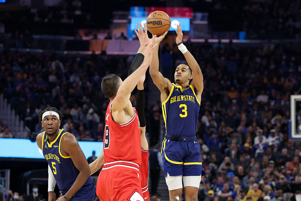 Jordan Poole (#3) of the Golden State Warriors shoots in the game against the Chicago Bulls at Chase Center in San Francisco, California, December 2, 2022. /CFP