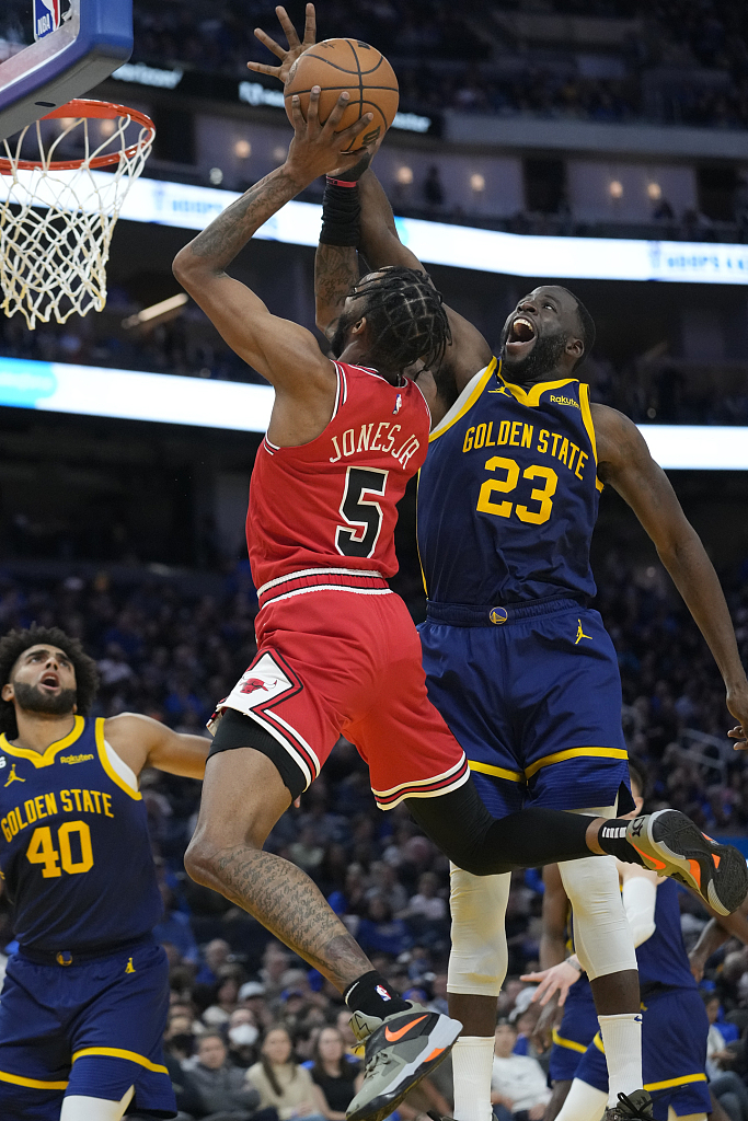 Draymond Green (#23) of the Golden State Warriors blocks a shot by Derrick Jones Jr. (#5) of the Chicago Bulls in the game at Chase Center in San Francisco, California, December 2, 2022. /CFP