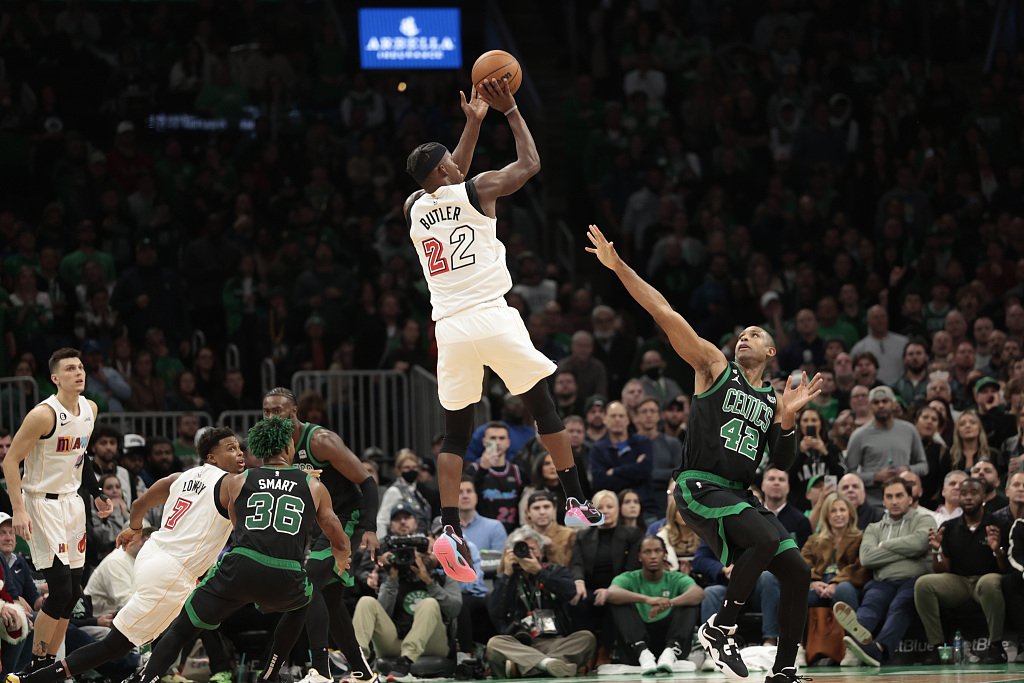 Jimmy Butler (#22) of the Miami Heat shoots in the game against the Boston Celtics at TD Garden in Boston, Massachusetts, December 2, 2022. /CFP