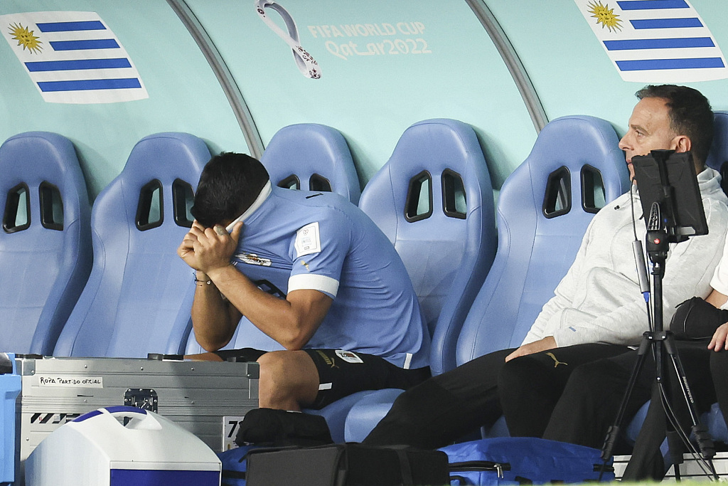Luis Suárez (L) of Uruguay is pictured after failing to reach the last 16 of the 2022 World Cup, in Al Wakrah, Qatar, December 2, 2022. /CFP
