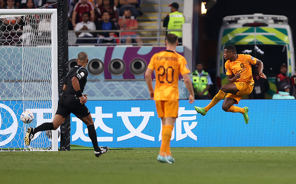 Denzel Dumfries (R) of the Netherlands shoots to score in the FIFA World Cup Round of 16 game against the USA at Khalifa International Stadium in Doha, Qatar, December 3, 2022. /CFP
