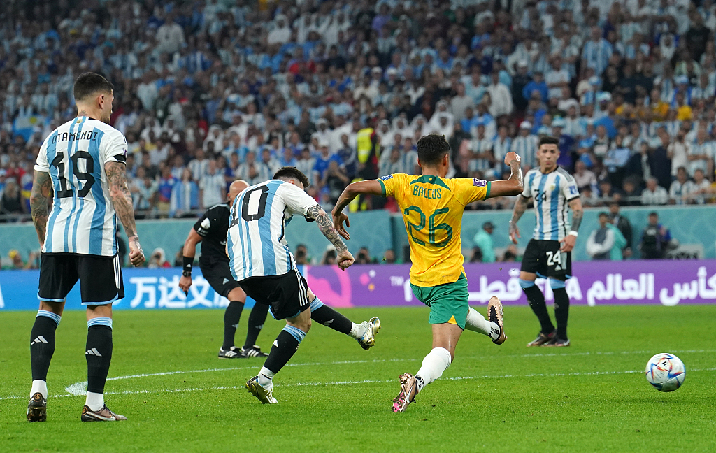 Lionel Messi (#10) of Argentina shoots to score in the FIFA World Cup Round of 16 game against Australia at the Ahmad Bin Ali Stadium in Qatar, December 3, 2022. /CFP