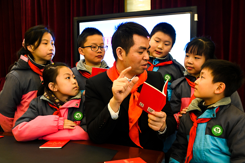 Students learn about the Constitution from a judge at a court in Nanchang, capital of east China's Jiangxi Province, December 2, 2022. /CFP