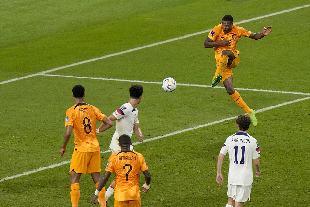 Denzel Dumfries #22 of the Netherlands scores his side's third goal against the USA in a round of 16 match at the 2022 World Cup in Doha, Qatar, December 3, 2022. /CFP