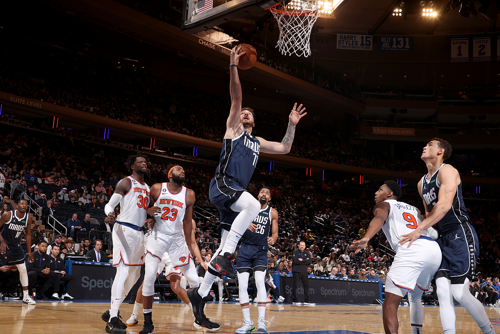 Luka Doncic (C) of the Dallas Mavericks drives toward the rim in the game against the New York Knicks at Madison Square Garden in New York City, December 3, 2022. /CFP