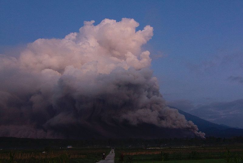 Mount Semeru spews smoke and ash in Lumajang on December 4, 2022. /CFP