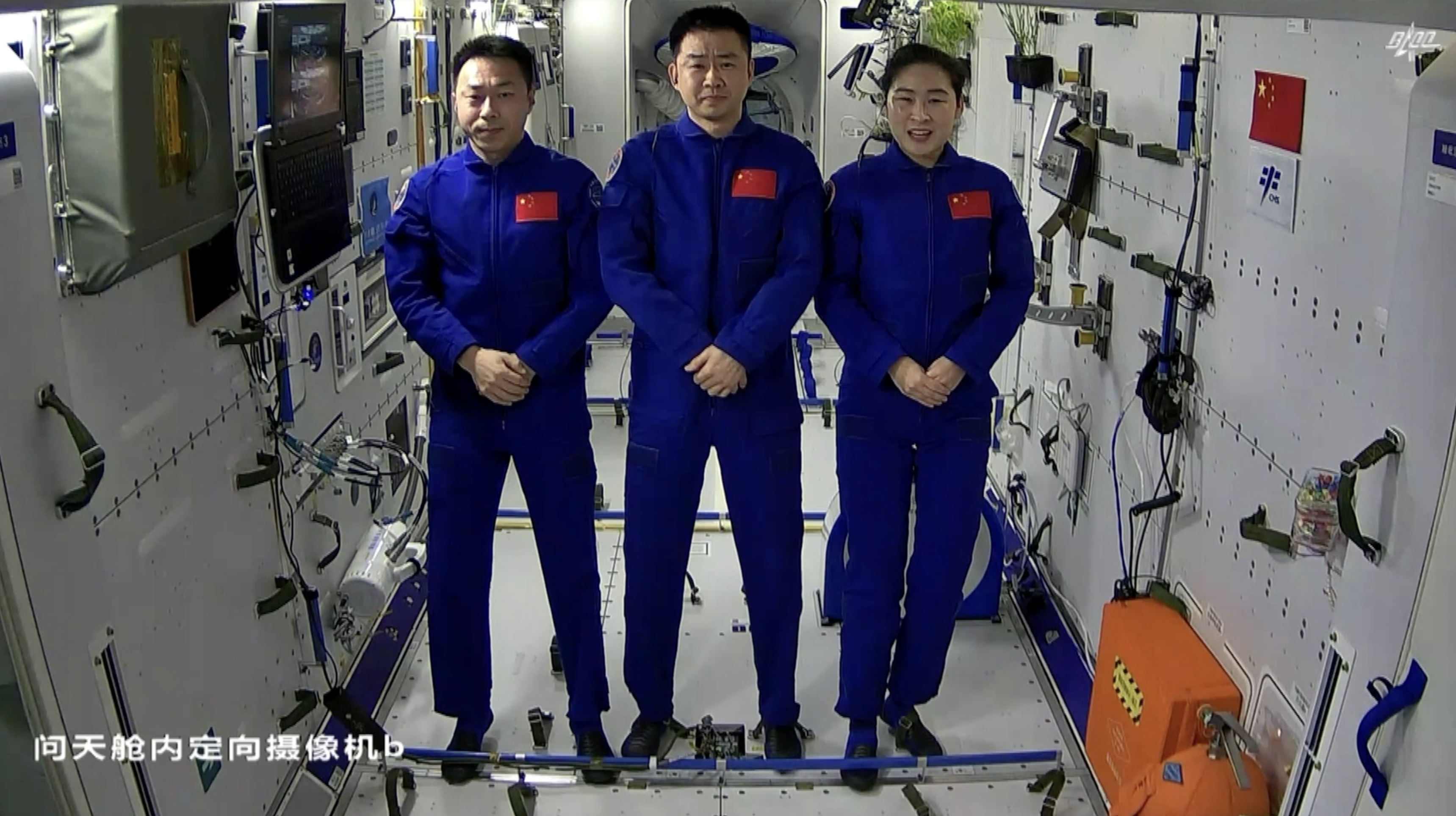Three crew members of Shenzhou-14 during a space lecture to students on earth. /CMG