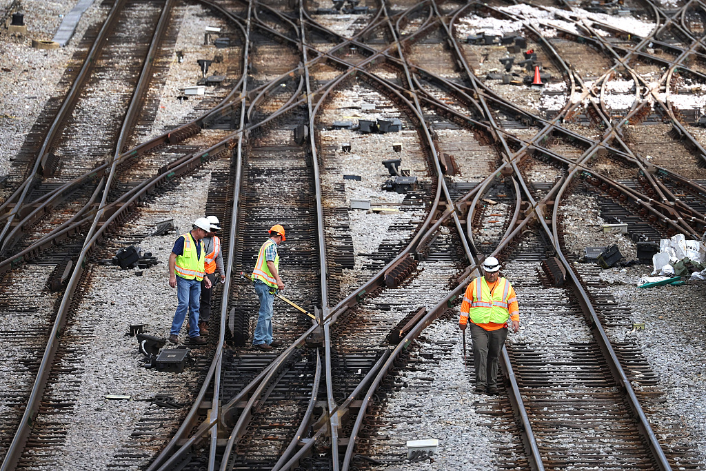 Workers service the tracks at the Metra/BNSF railroad yard outside of downtown, in Chicago, Illinois, U.S., September 13, 2022. /CFP