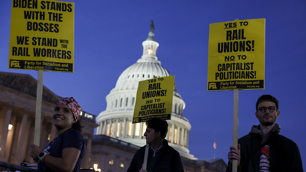 Activists in support of unionized rail workers protest outside the U.S. Capitol Building in Washington, D.C., U.S., November 29, 2022. /CFP