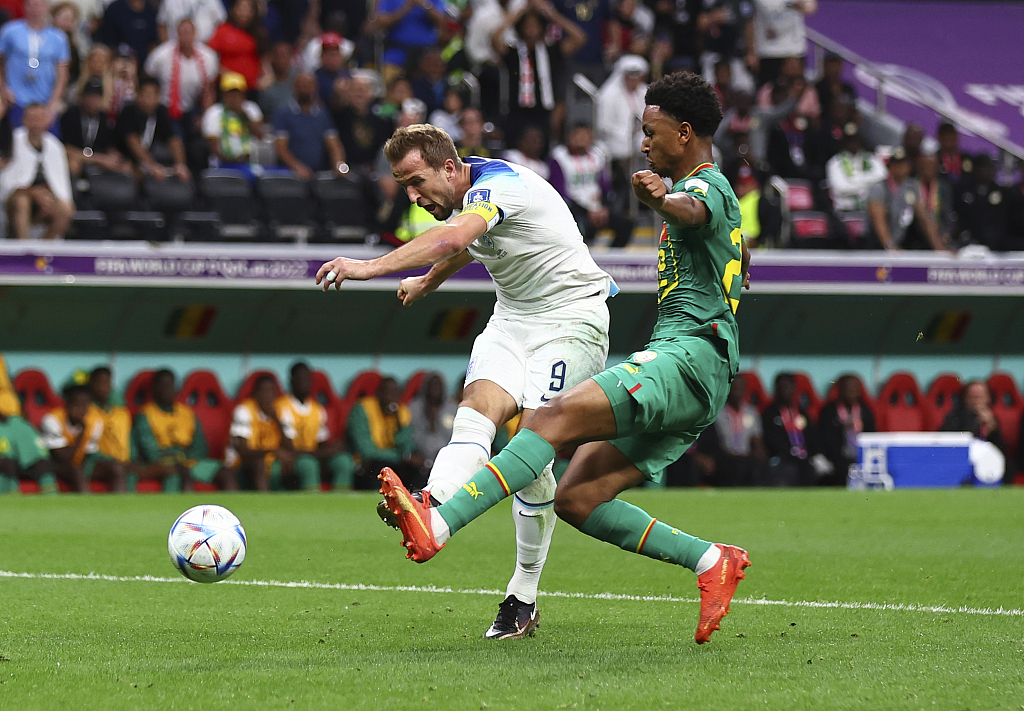 Harry Kane (#9) of England shoots to score in the FIFA World Cup Round of 16 game against Senegal at Al Bayt Stadium in Qatar, December 4, 2022. /CFP