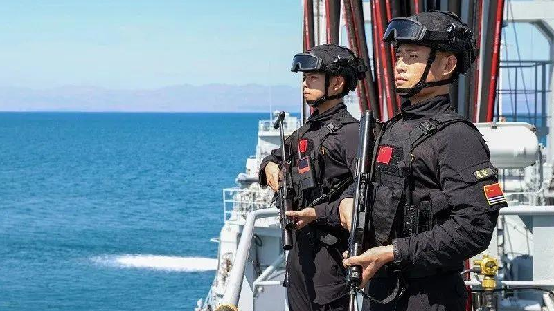 Soldiers of the 42nd naval escort taskforce of the Chinese PLA stand guard on CNS Hoh Xil Hu at the port of Djibouti, November 29, 2022. /Official WeChat account of PLA Navy