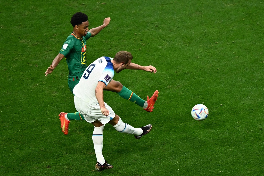 England forward Harry Kane (#9) shapes his body to score during their World Cup clash with Senegal at the Al-Bayt Stadium in Al Khor, Qatar, December 4, 2022. /CFP