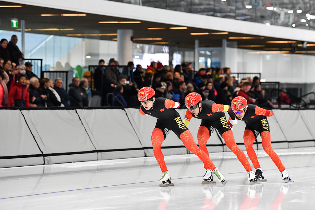 Team China compete in the men's team pursuit during the ISU Four Continents Speed Skating Championships in Quebec City, Quebec, Canada, December 4, 2022. /CFP