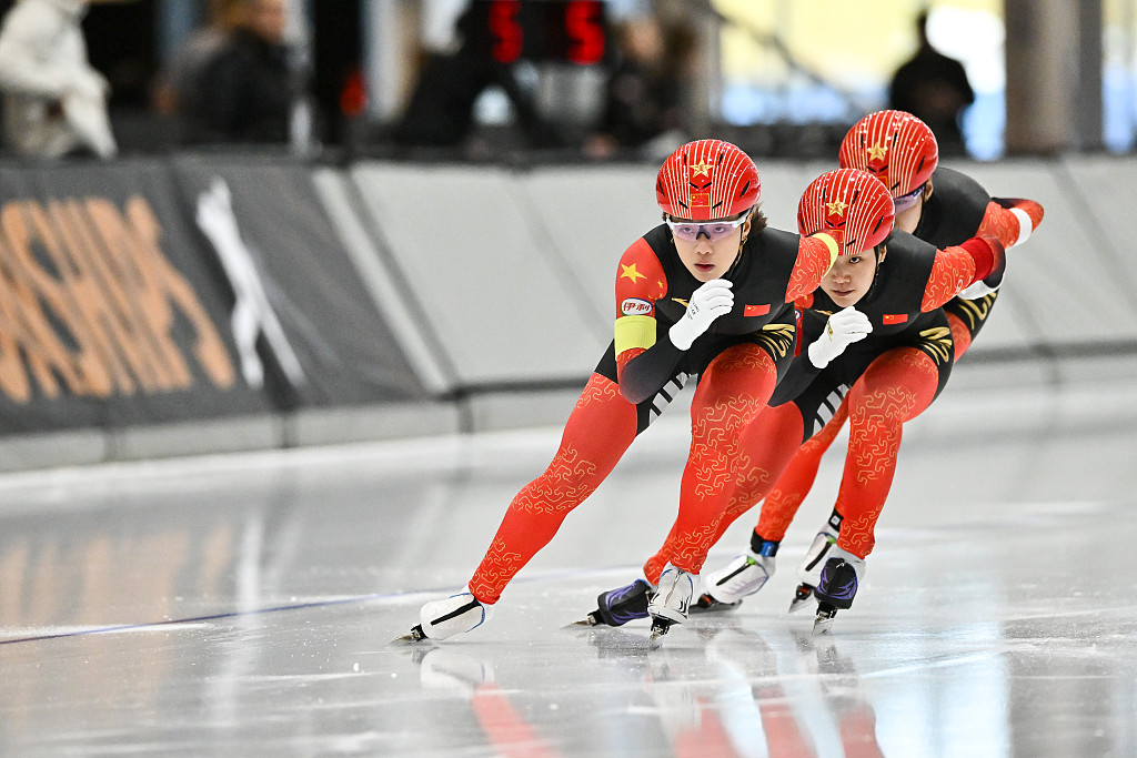 2022 年 12 月 4 日，在加拿大魁北克省魁北克市举行的国际滑联四大洲速滑锦标赛上，中国队参加女子团体追逐赛。/CFP