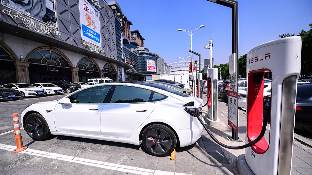 Electric vehicles charging in front of a shopping mall in Shenyang City, northeast China's Liaoning Province, May 20, 2022. /CFP