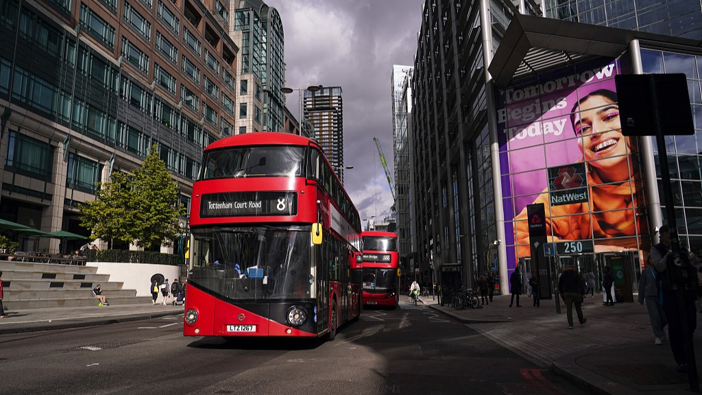 Buses drive past Liverpool Street station, in the financial district of London, UK, October 7, 2022. /CFP