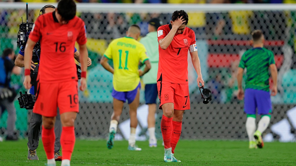 South Korean players appear disappointed after their World Cup clash with Brazil at the Stadium 974 in Doha, Qatar, December 5, 2022. /CFP