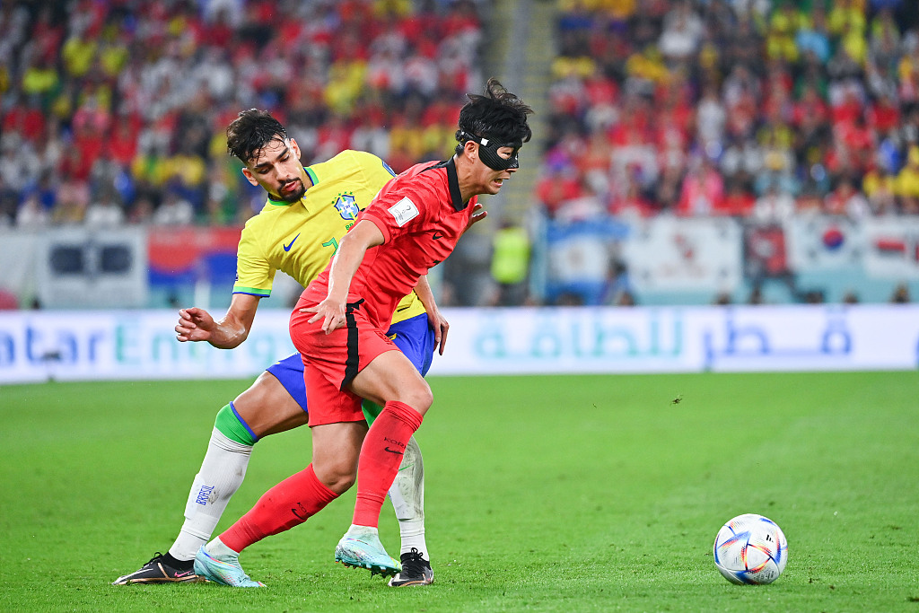 South Korean talisman Son Heung-min shrugs off Lucas Paqueta of Brazil during their World Cup clash at the Stadium 974 in Doha, Qatar, December 5, 2022. /CFP