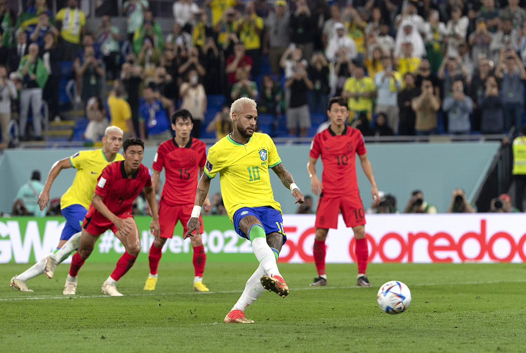 Neymar (C) of Brazil shoots to score a penalty in the FIFA World Cup Round of 16 game against South Korea at Stadium 974 in Doha, Qatar, December 5, 2022. /CFP