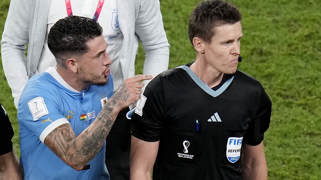 Uruguay's Jose Gimenez (L) confronts German referee Daniel Siebert at the end of their World Cup clash with Ghana at the Al Janoub Stadium in Al Wakrah, Qatar, December 2, 2022. /CFP