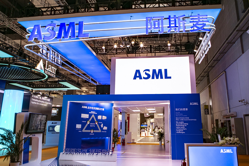 Стенд голландского поставщика полупроводникового оборудования ASML на четвертой Китайской международной выставке импортных товаров в Шанхае, Китай, 9 ноября 2021 г. /CFP