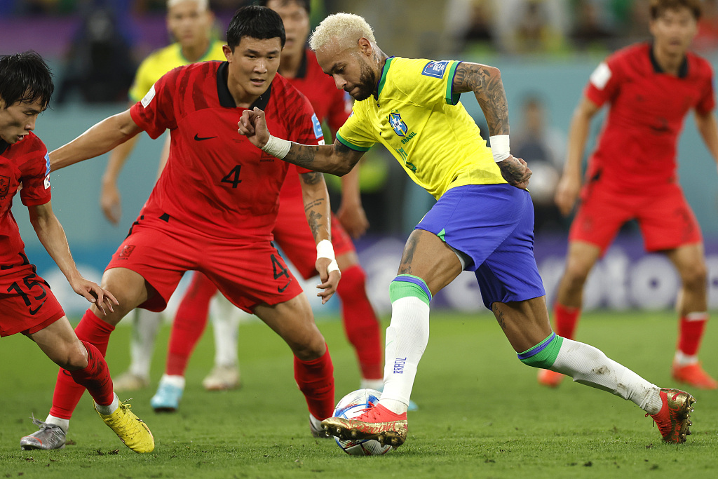 Brazilian superstar Neymar dribbles amid tight South Korean defense during their World Cup clash at the Stadium 974 in Doha, Qatar, December 5, 2022. /CFP