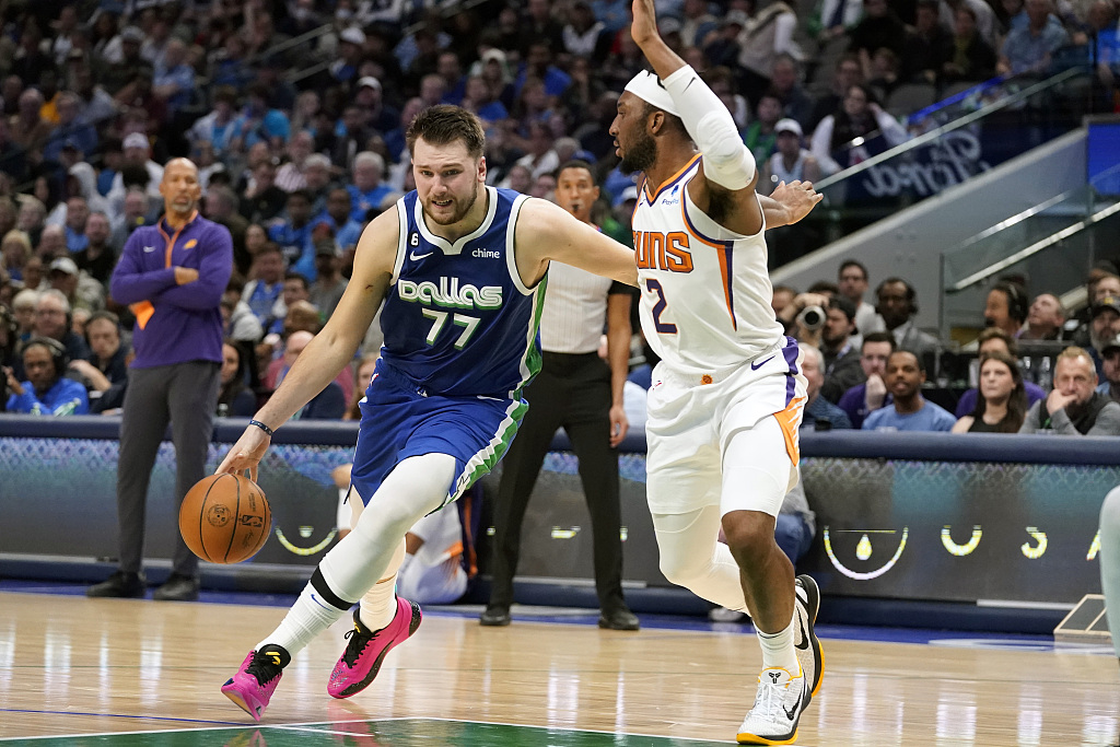 Luka Doncic (#77) of the Dallas Mavericks penetrates in the game against the Phoenix Suns at the American Airlines Center in Dallas, Texas, December 5, 2022. /CFP