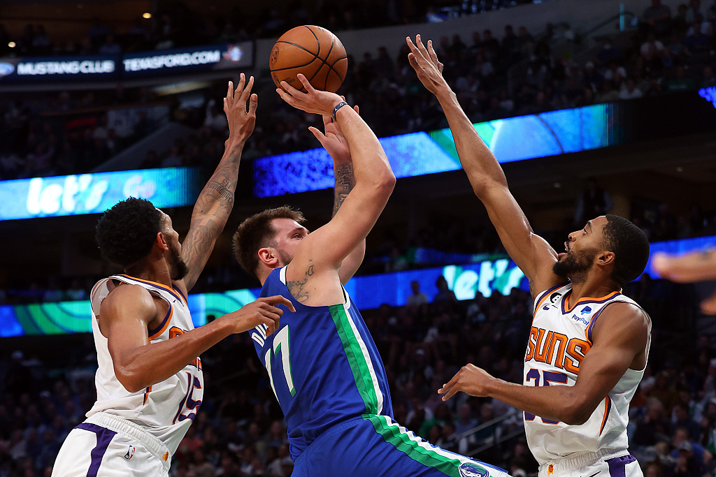 Luka Doncic (C) of the Dallas Mavericks shoots in the game against the Phoenix Suns at American Airlines Center in Dallas, Texas, December 5, 2022. /CFP