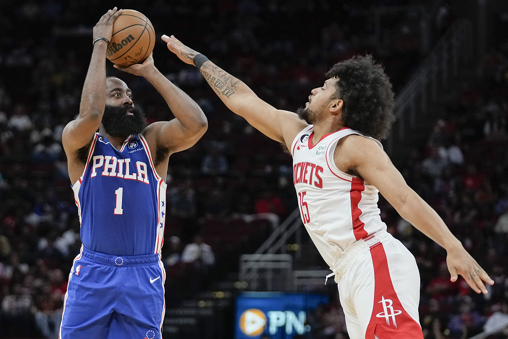 James Harden (#1) of the Philadelphia 76ers shoots in the game against the Houston Rockets at Toyota Center in Houston, Texas, December 5, 2022. /CFP
