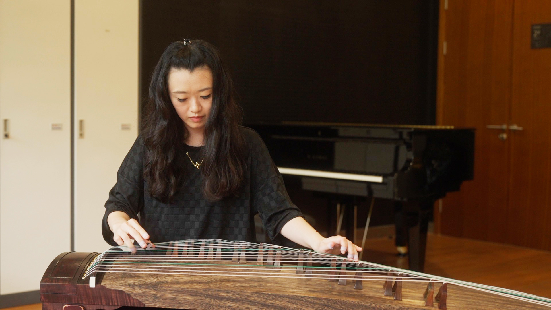 Wang Yu-chen plays guzheng at Suzhou Chinese Orchestra, Suzhou, Jiangsu Province, China. /CGTN