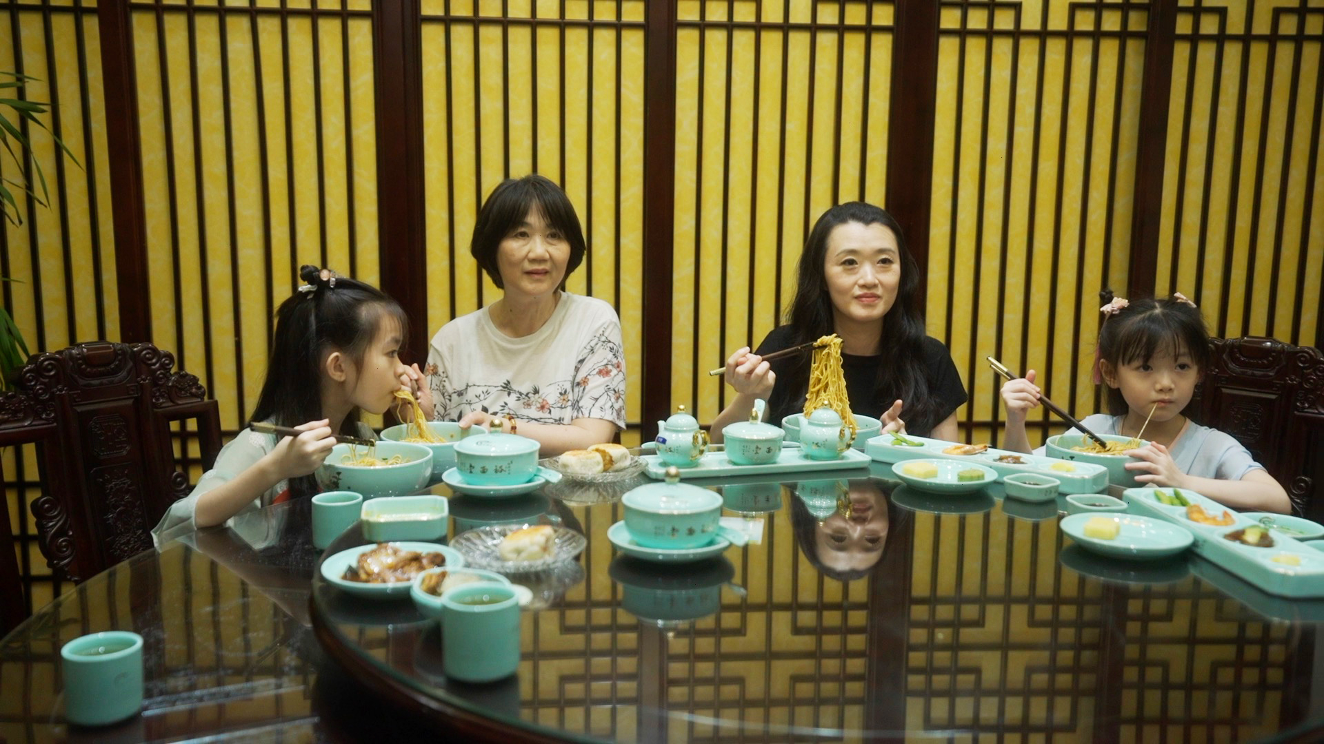 王玉辰（右二）、母亲谢秋蓉和两个女儿在中国江苏省苏州市的一家餐馆吃苏式面条。  /中国环球电视网