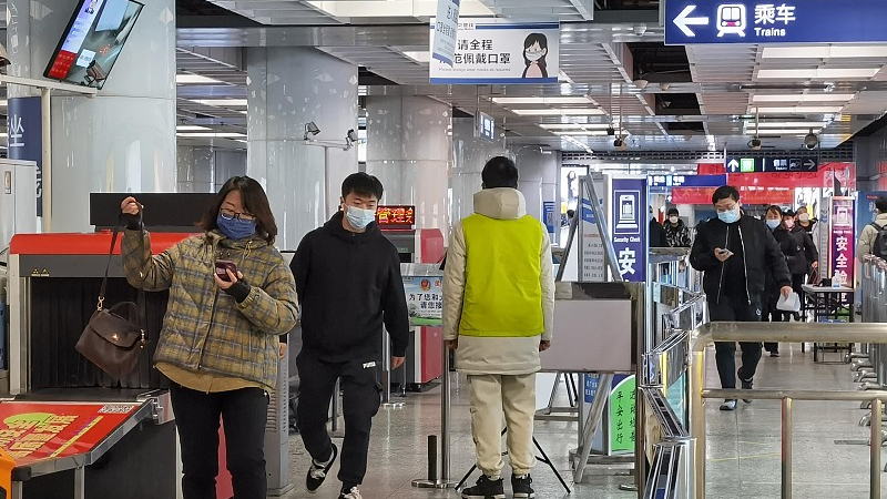 People wearing masks take metro in Nanjing, Jiangsu Province, China, December 5, 2022. /VCG
