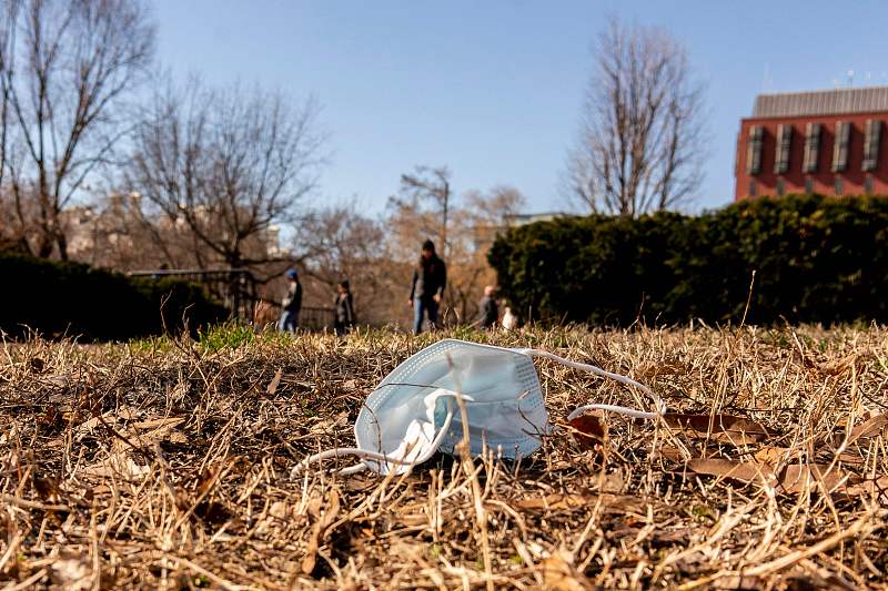 A protective mask lies on the ground at Lafayette Square near the White House in Washington, D.C., February 19, 2022. /CFP