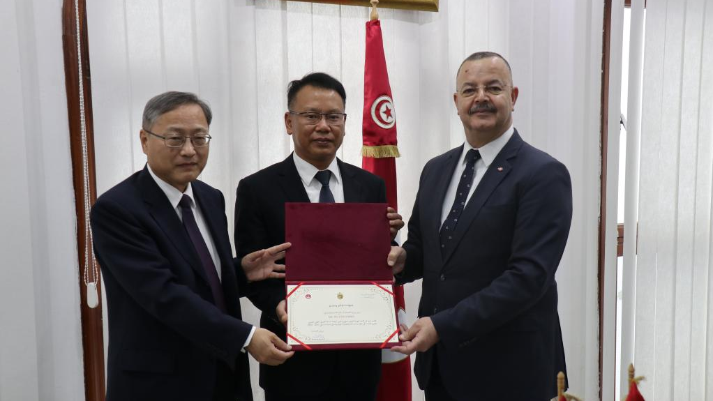 Tunisian Health Minister Ali Mrabet (R) poses for a photo with Xu Chuyang (C), head of the Chinese medical team, in Tunis, Tunisia, December 5, 2022. /Xinhua