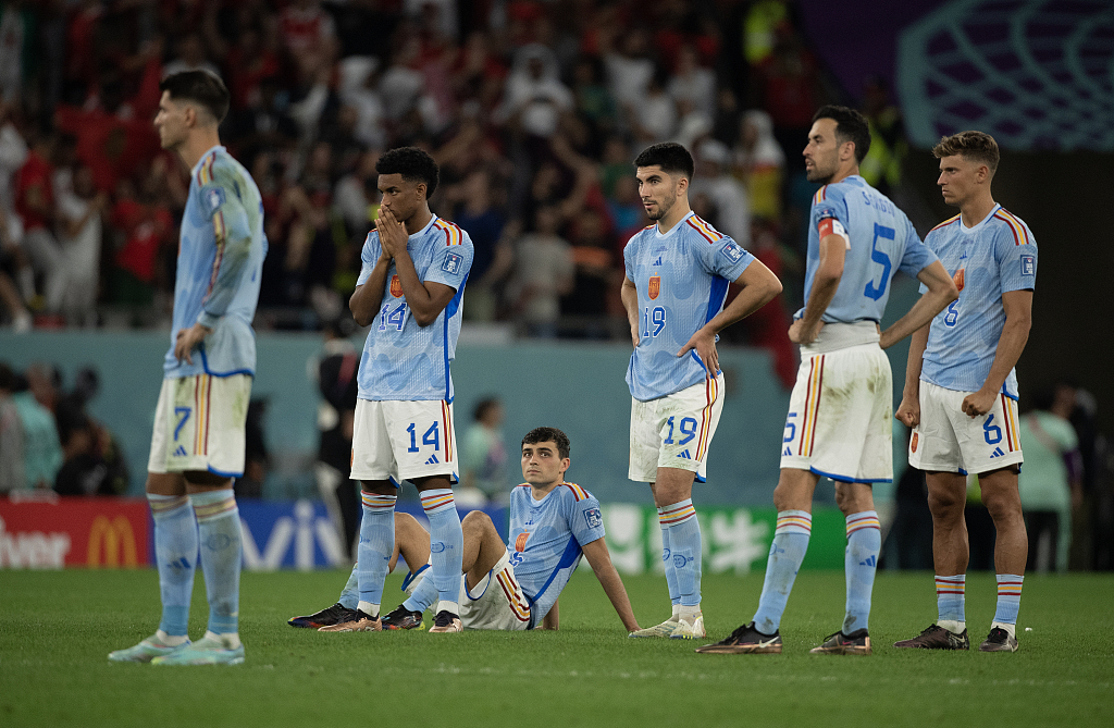 Los jugadores españoles miran después de perder ante Marruecos por penales en el partido de octavos de final de la Copa Mundial de la FIFA en el Education City Stadium en Qatar, el 6 de diciembre de 2022. / CFP