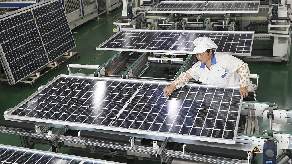 A worker makes photovoltaic panels at a plant in east China's Jiangsu Province, November 2, 2022. /CFP